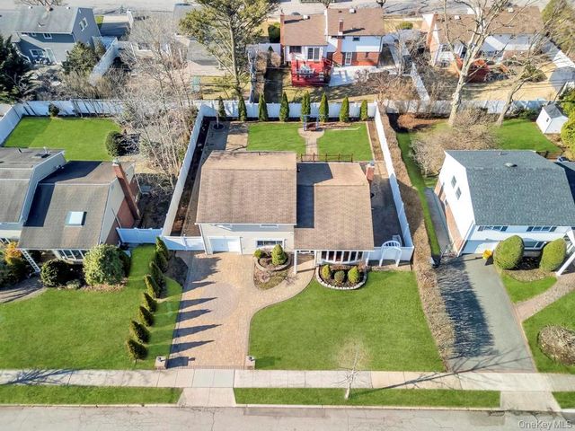 16 Phipps Lane, Plainview, NY 11803