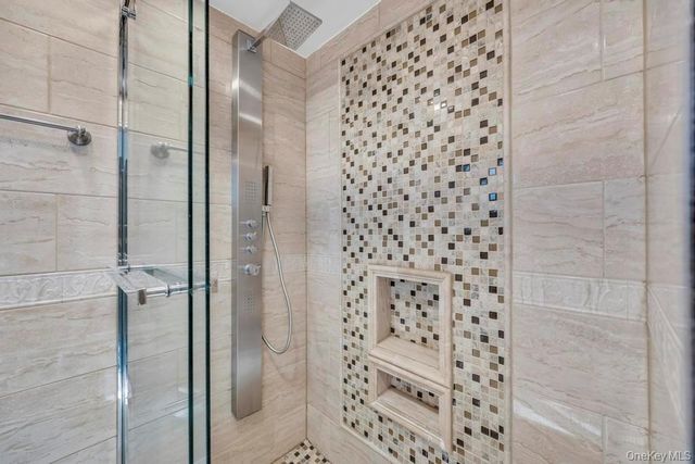 16 Phipps Lane, Plainview, NY 11803