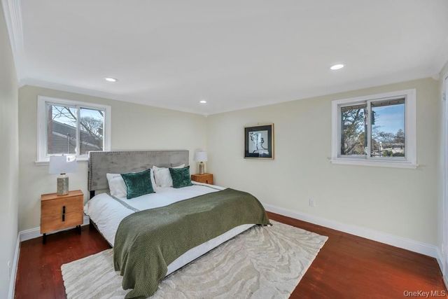 16 Phipps Lane, Plainview, NY 11803