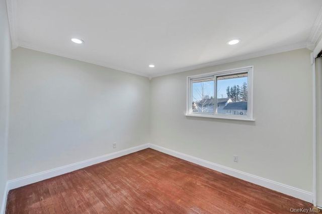 16 Phipps Lane, Plainview, NY 11803