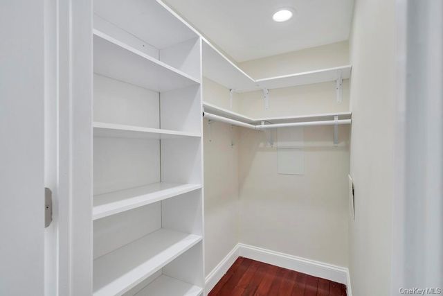 16 Phipps Lane, Plainview, NY 11803