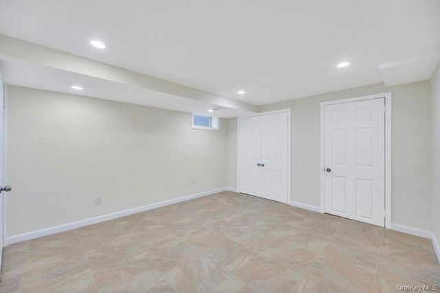 16 Phipps Lane, Plainview, NY 11803