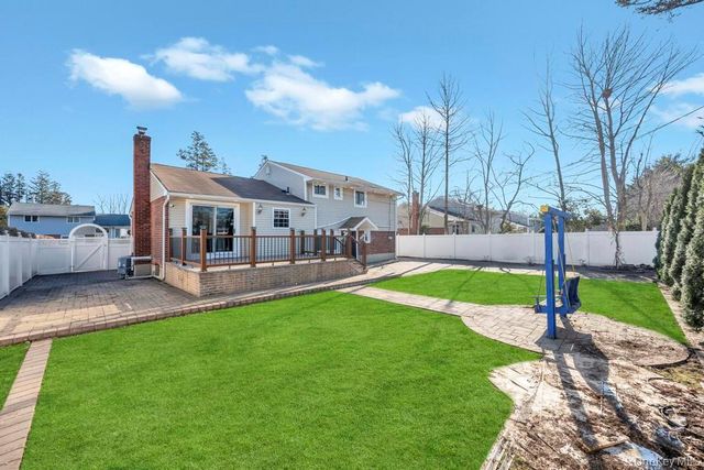 16 Phipps Lane, Plainview, NY 11803