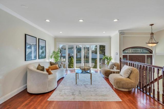 16 Phipps Lane, Plainview, NY 11803