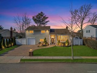 16 Phipps Lane, Plainview, NY 11803