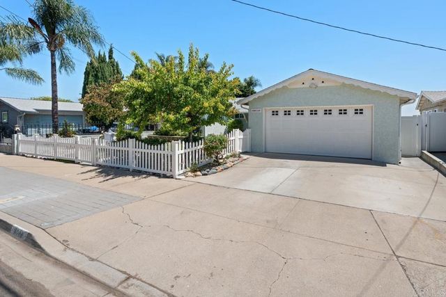 8028 Shantung Dr, Santee, CA 92071