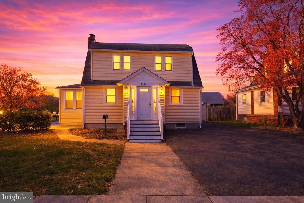 2320 S EADS ST, Arlington, VA 22202