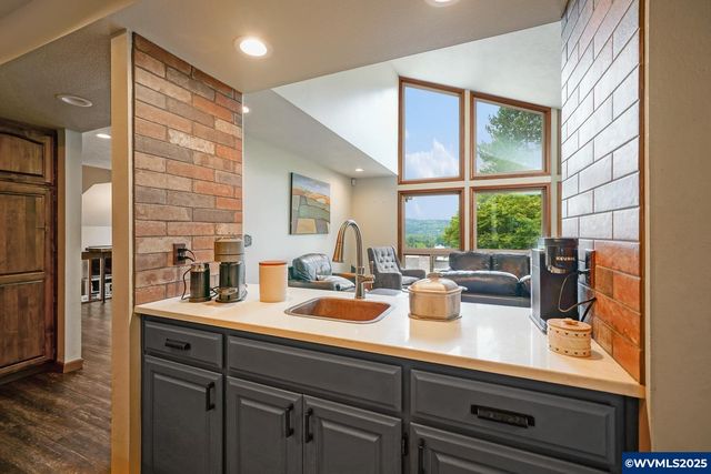 3586 Cherokee Dr S, Salem, OR 97302