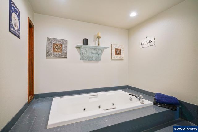 3586 Cherokee Dr S, Salem, OR 97302