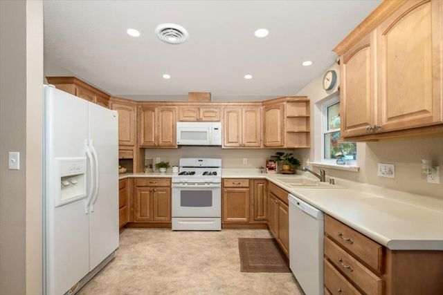 18706 Easy St, Penn Valley, CA 95946