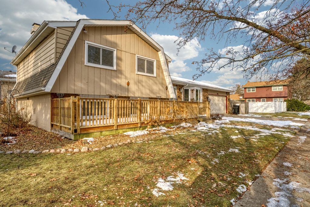 748 Wellington Drive, Dyer, IN 46311