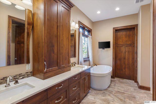 5702 S 238th Street, Elkhorn, NE 68022