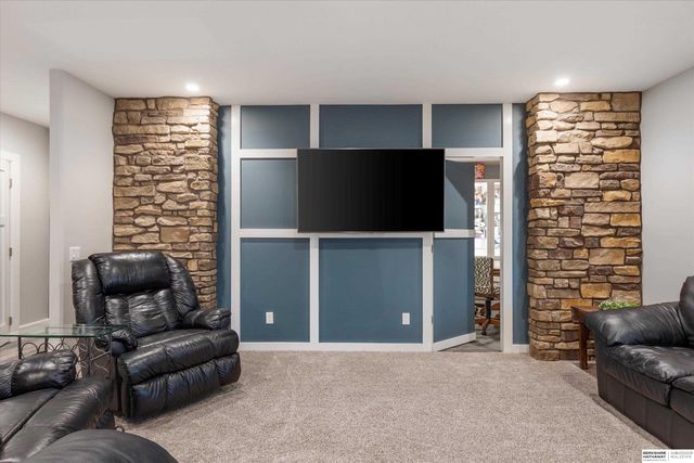 5702 S 238th Street, Elkhorn, NE 68022