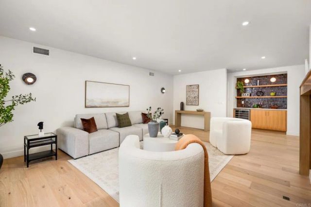 4252 Don Jose Dr, Los Angeles, CA 90008