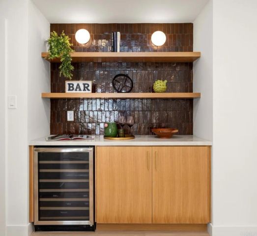 4252 Don Jose Dr, Los Angeles, CA 90008