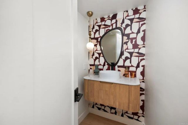 4252 Don Jose Dr, Los Angeles, CA 90008