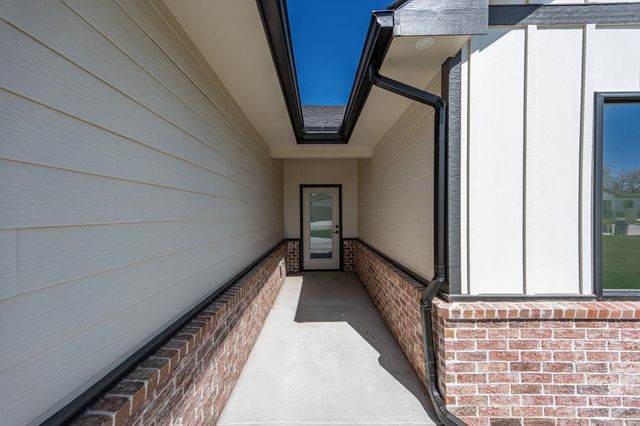 520 E Elmwood St, Park City, KS 67147