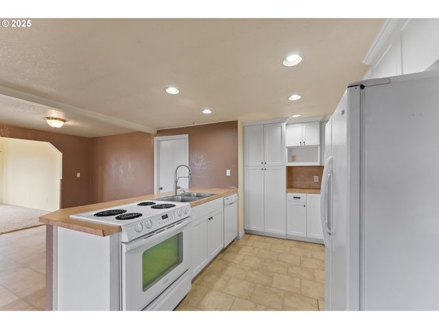 1183 LOOKINGGLASS Rd, Roseburg, OR 97471