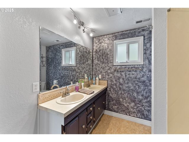 1183 LOOKINGGLASS Rd, Roseburg, OR 97471