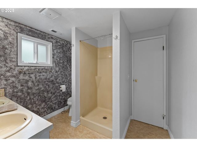 1183 LOOKINGGLASS Rd, Roseburg, OR 97471