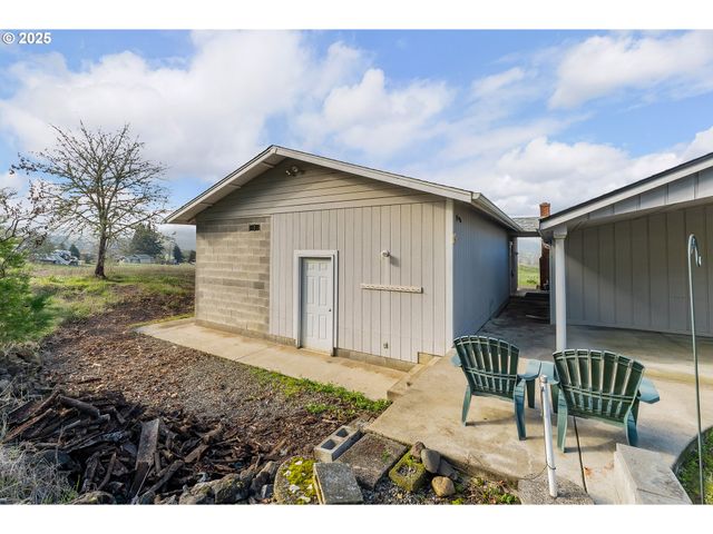 1183 LOOKINGGLASS Rd, Roseburg, OR 97471