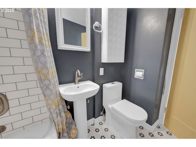 2424 NIXON St, Eugene, OR 97403