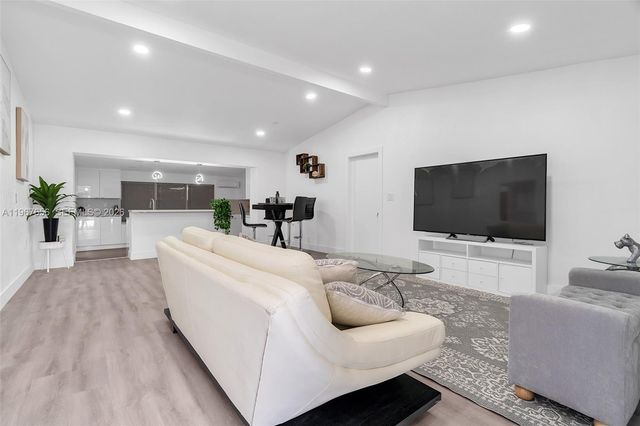 658 SW 1st Ct, Boynton Beach, FL 33426