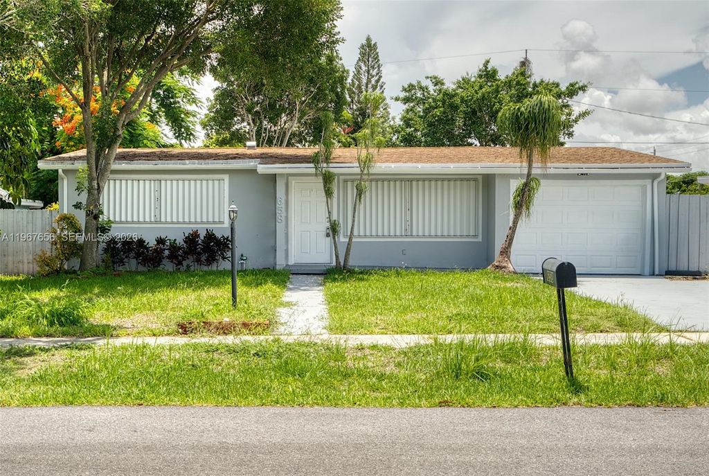 658 SW 1st Ct, Boynton Beach, FL 33426