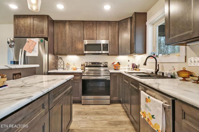 813 Bluebird Ridge Rd, Jamestown, TN 38556