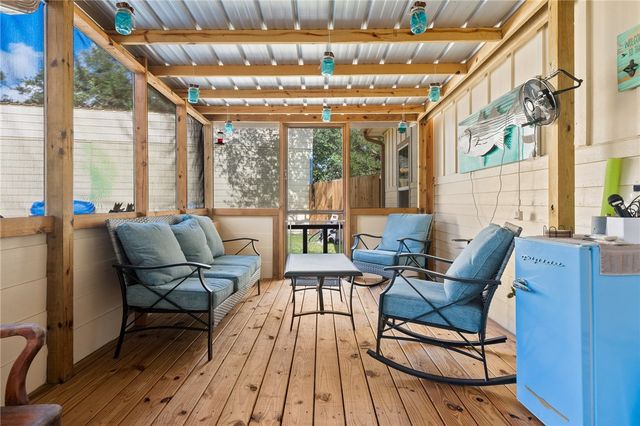 13 W LAKE Dr, Rockport, TX 78382