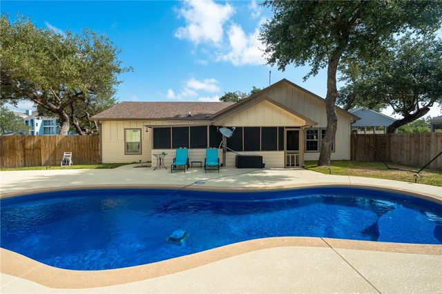 13 W LAKE Dr, Rockport, TX 78382