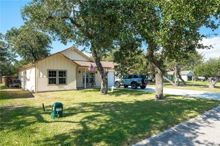 13 W LAKE Dr, Rockport, TX 78382
