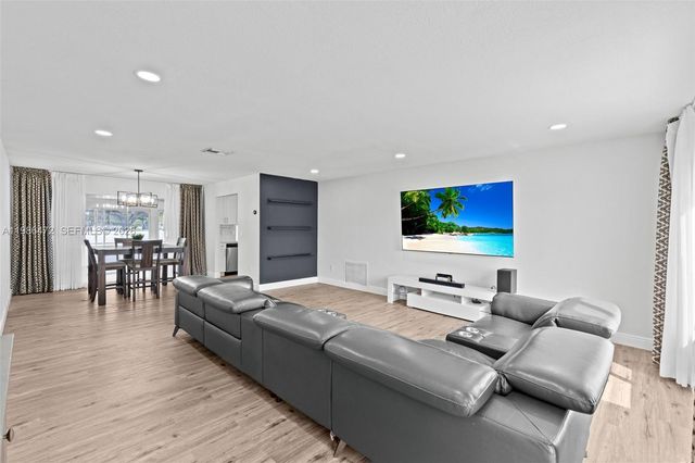 22555 SW 56th Ave, Boca Raton, FL 33433