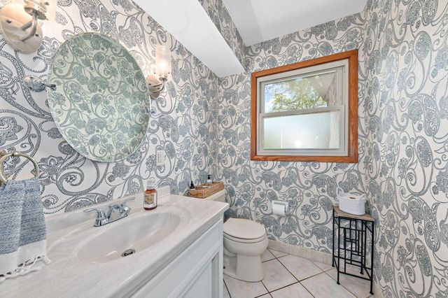 8650 N Pelham PARKWAY, Bayside, WI 53217