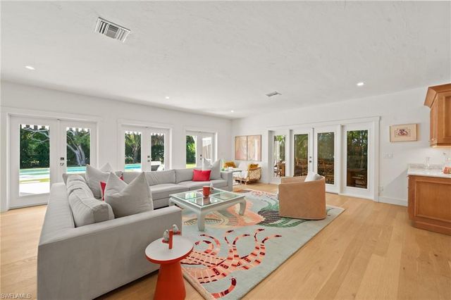 1949 ALAMANDA DR, Naples, FL 34102