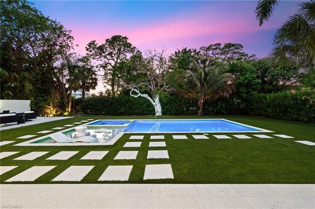 1949 ALAMANDA DR, Naples, FL 34102