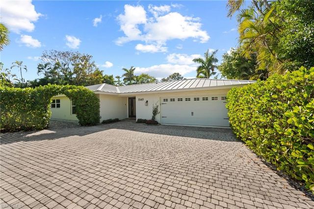 1949 ALAMANDA DR, Naples, FL 34102