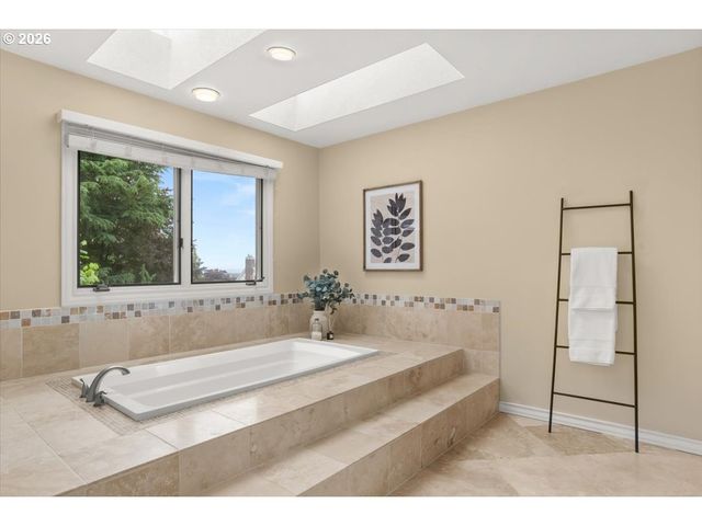 2920 Nw SHENANDOAH Ter, Portland, OR 97210