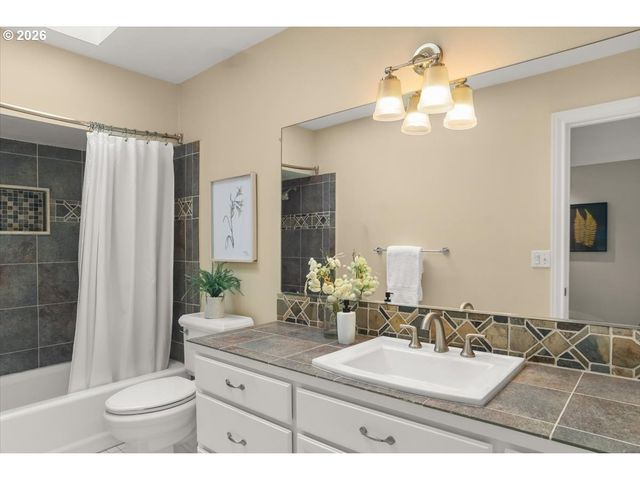 2920 Nw SHENANDOAH Ter, Portland, OR 97210