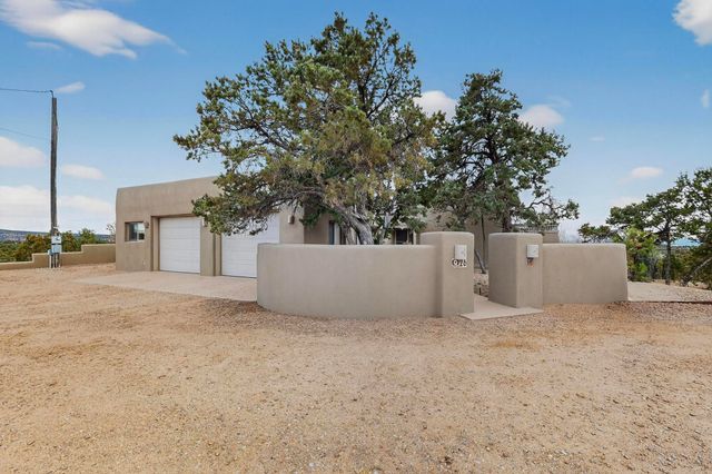 26 Apache Creek Road, Santa Fe, NM 87505