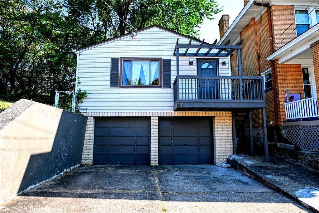 121 W Mcintyre Ave, Perry Hilltop, PA 15214