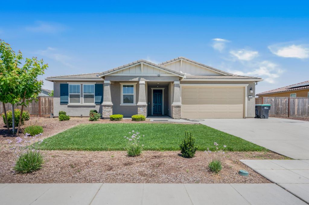 746 E Curtis Avenue, Fowler, CA 93625