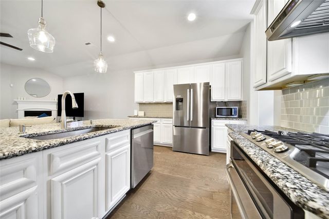 911 River Crossing Drive, Conroe, TX 77384