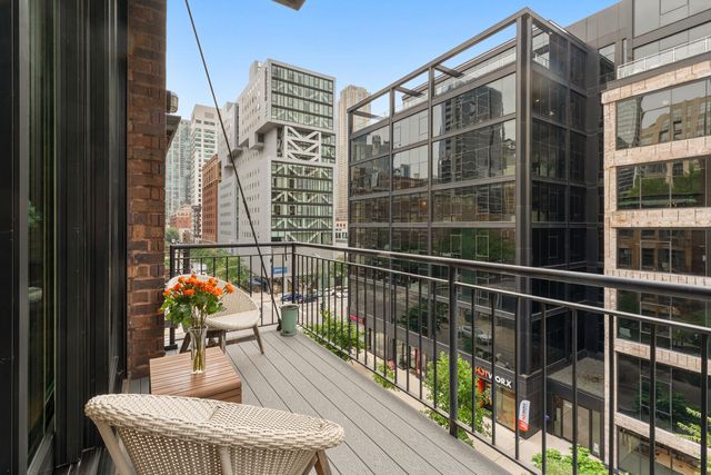 152 W HURON Street 4, Chicago, IL 60654