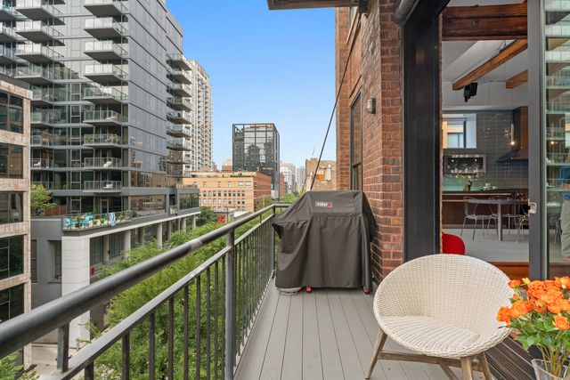152 W HURON Street 4, Chicago, IL 60654