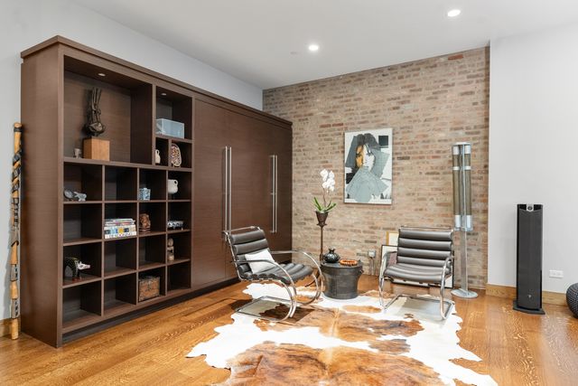 152 W HURON Street 4, Chicago, IL 60654