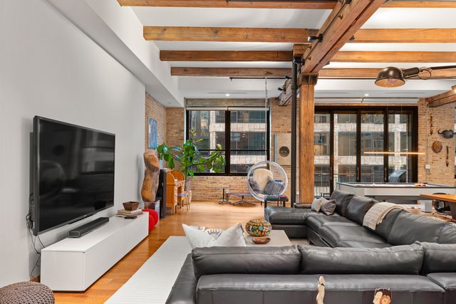 152 W HURON Street 4, Chicago, IL 60654
