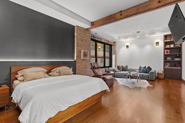 152 W HURON Street 4, Chicago, IL 60654