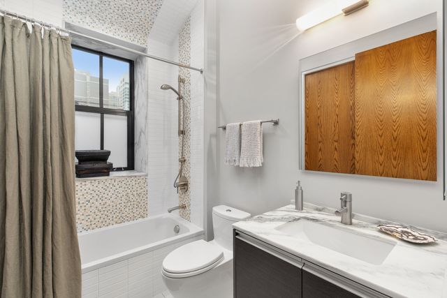 152 W HURON Street 4, Chicago, IL 60654
