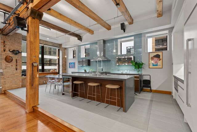 152 W HURON Street 4, Chicago, IL 60654